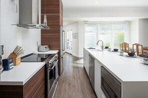 Réfrigérateur, micro-ondes, plaque de cuisson, lave-vaisselle