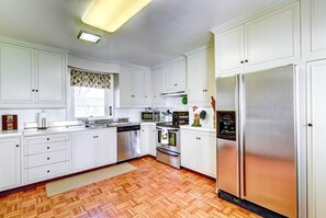 Réfrigérateur, micro-ondes, plaque de cuisson, lave-vaisselle