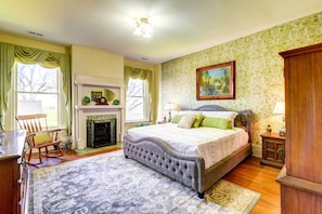 5 bedrooms, iron/ironing board, travel crib, internet