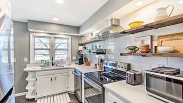 Réfrigérateur, micro-ondes, plaque de cuisson, lave-vaisselle