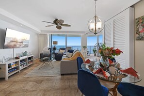 Fernseher, DVD-Player, Bücher