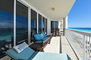 Terrace/patio - Beautifully Updated Silver Beach Towers 3-Bedroom Condo (Destin)