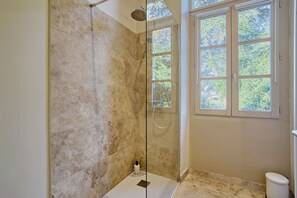Dusche, Haartrockner, Handtücher, Seife