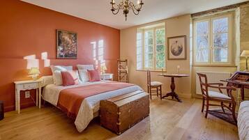 2 chambres, bureau, fer et planche Ă repasser, lit parapluie