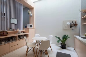 Dining - OYO 3783 Rumah Teuku Umar (Surabaya)