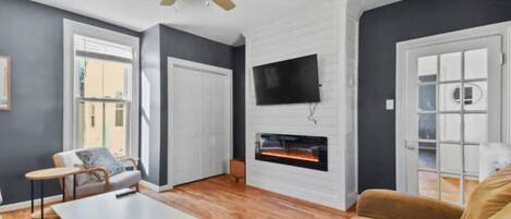 Televisión y chimenea