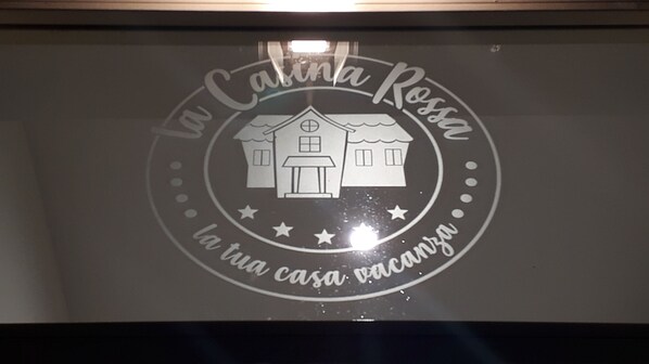 A logo with a house and stars, and the text "la tu casa vacanza". - Casina Rossa (Naples)