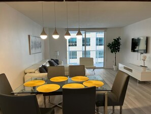 Smart TV, tavolo da calcetto, tavolo da ping pong