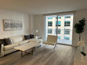 Smart TV, tavolo da calcetto, tavolo da ping pong