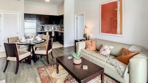 Eine moderne Wohnung mit Essbereich, Küche und Wohnzimmer.