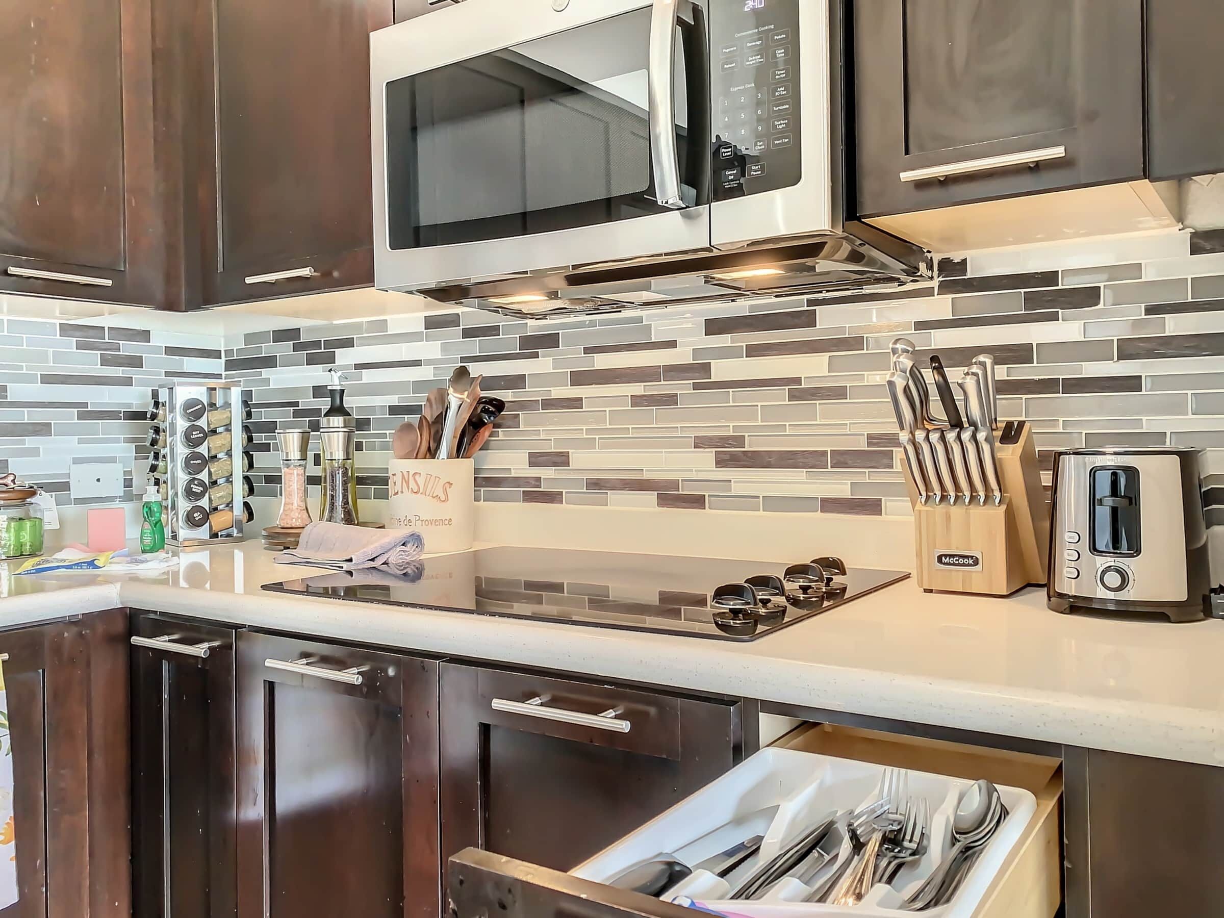 Fridge, microwave, stovetop, dishwasher