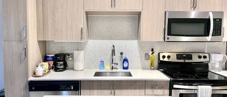 Een kinderstoel, een eettafel