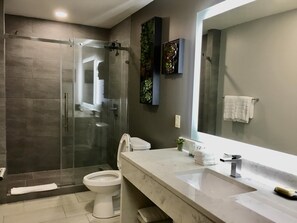 Dusche, Haartrockner, Handtücher, Seife