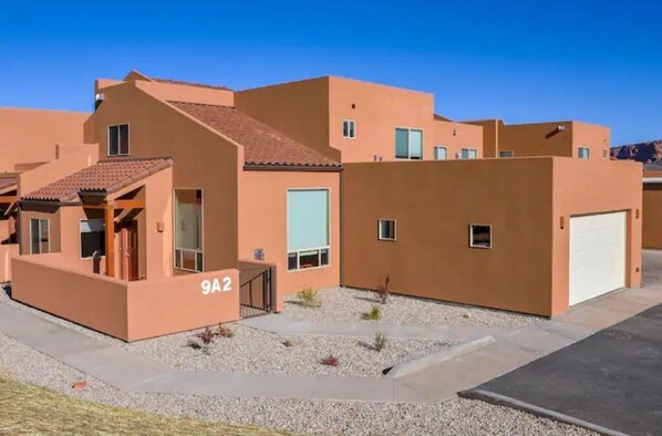 Un bâtiment moderne doté d’un toit plat et portant le numéro « 9A2 » sur sa façade.
