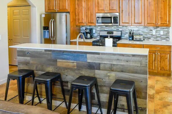 ثلاجة، ميكروويف، فرن، موقد طهي مسطح