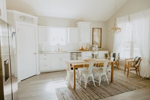 Dining - VV’s Villa Steinhatchee Landing Resort- Dog Friendly (Steinhatchee)