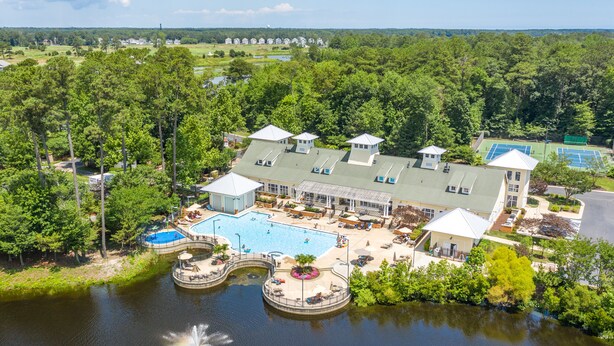 A resort with a large swimming pool, a dock, and a tennis court. - 🏖️ Spectacular and Spacious Townhouse in Resort Community (Berlin)