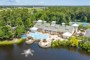A resort with a large swimming pool, a dock, and a tennis court. - 🏖️ Spectacular and Spacious Townhouse in Resort Community (Berlin)