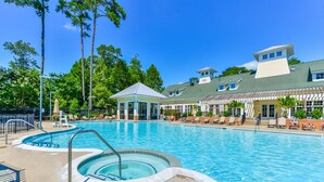 A swimming pool with a hot tub, lounge chairs, and a gazebo. - 🏖️ Spectacular and Spacious Townhouse in Resort Community (Berlin)