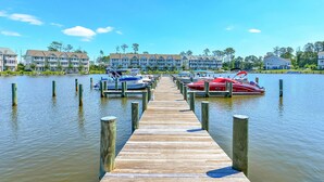 A wooden pier leading to a marina with boats docked. - 🏖️ Spectacular and Spacious Townhouse in Resort Community (Berlin)