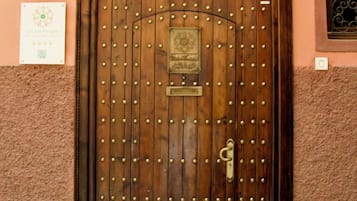 Vista frontal de la propiedad