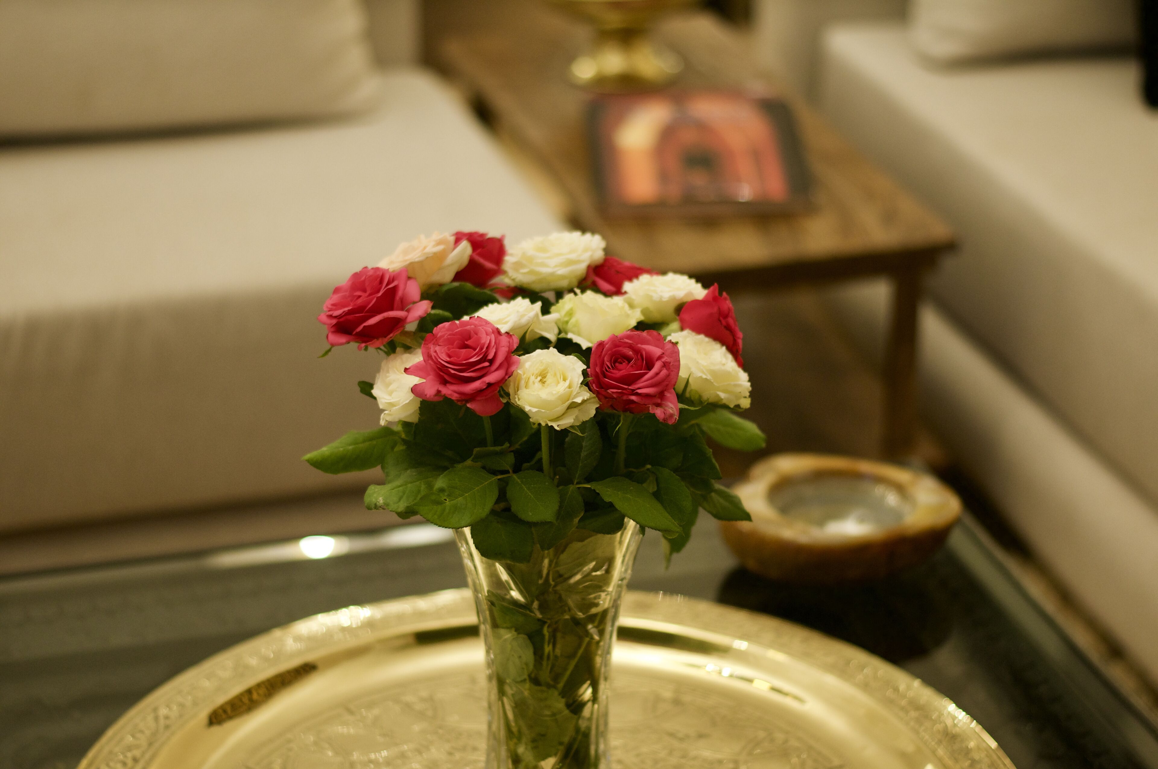 Un jarrón con flores sobre una mesa.