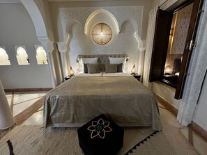 Luksussviitti, 2 makuuhuonetta, yhdistettäviä huoneita | Ylelliset vuodevaatteet, untuvapeitot, tallelokero huoneessa