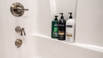 Sèche-cheveux, serviettes fournies, savon, shampoing