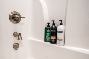 Séchoir à cheveux, serviettes fournies, savon, shampooing