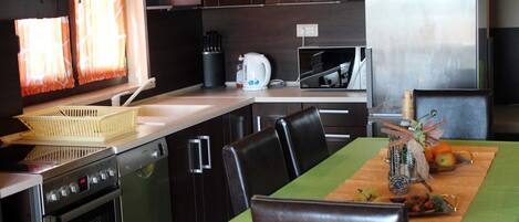 Jääkaappi, mikroaaltouuni, liesi, astianpesukone