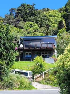 Exterior - Lovely Renovated 1960s Bach with sea views (Paihia)