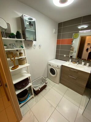 Shower, hair dryer, towels - ST-JORIOZ centre, appartement avec terrasse , 4PERS (Saint-Jorioz)