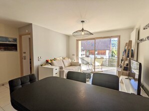 TV - ST-JORIOZ centre, appartement avec terrasse , 4PERS (Saint-Jorioz)