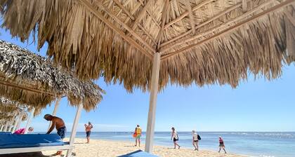 Luxury Villa with Heated Private Pool near the Beach-Bars-Restaurants