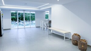 A spacious room with a bench, chairs, and wicker baskets. - New Trebol (Benidorm)