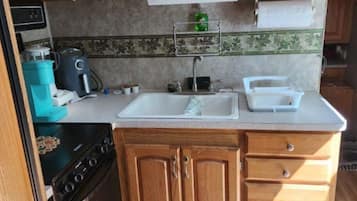 Fridge, stovetop, coffee/tea maker