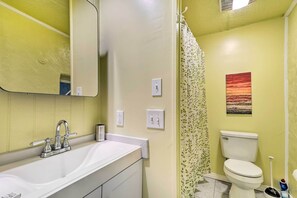 Hair dryer, towels - Johnson City Vacation Rental: 1 Block to ETSU (Johnson City)