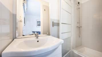 SĂšche-cheveux, serviettes fournies