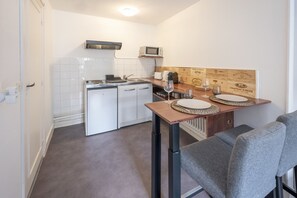 Réfrigérateur, micro-ondes, plaque de cuisson, cafetiÚre/bouilloire