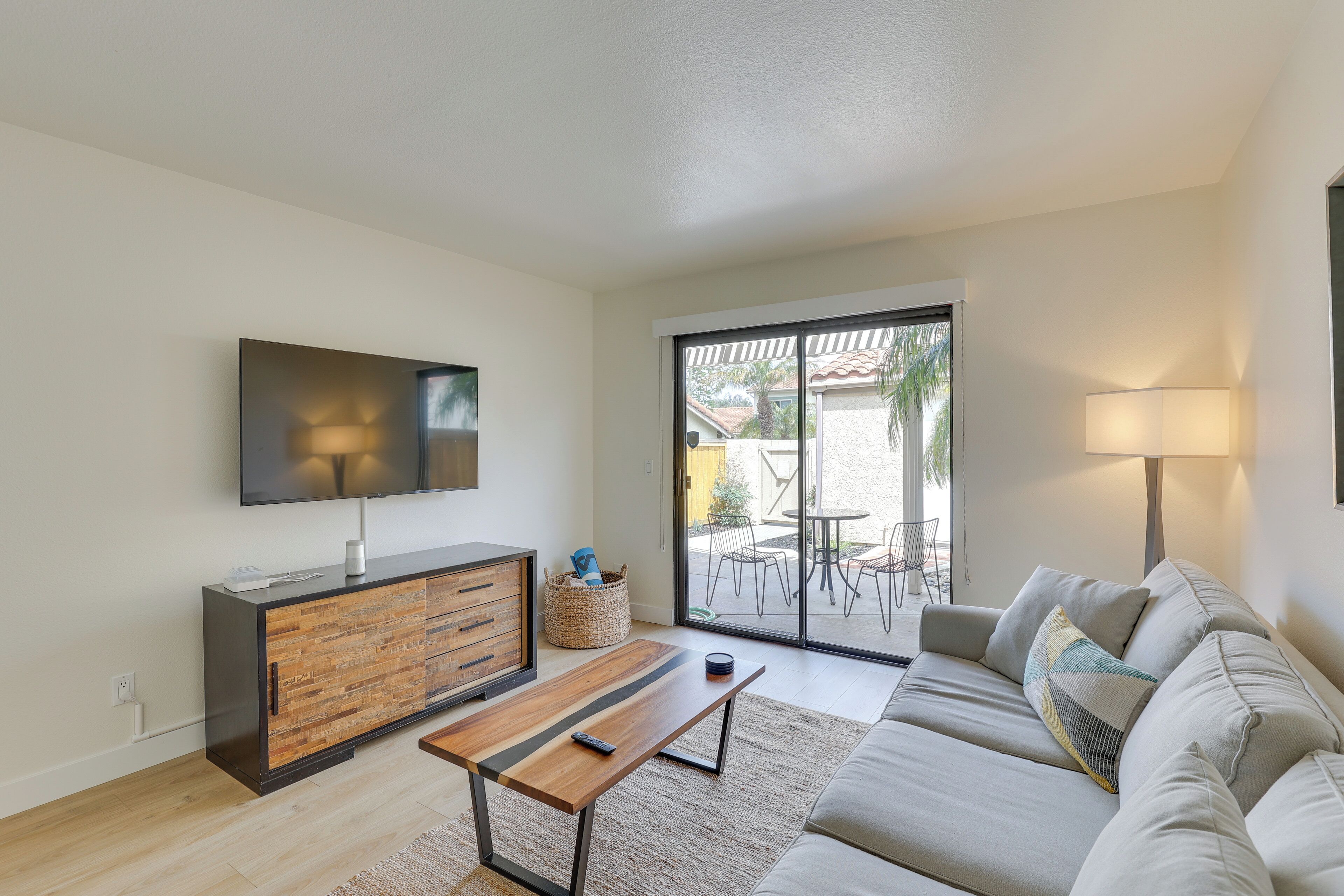 Bright Townhome in Carlsbad 1 Mile to Beach!