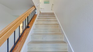 Una escalera con escalones y barandilla de madera.