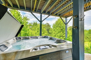 Outdoor spa tub - Nebo Home w/ Hot Tub: Wheelchair Accessible (Nebo)