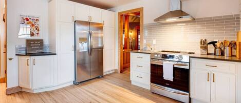 ثلاجة، ميكروويف، فرن، موقد طهي مسطح