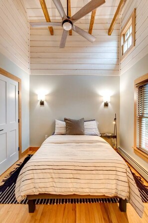 4 bedrooms, desk, WiFi, bed sheets