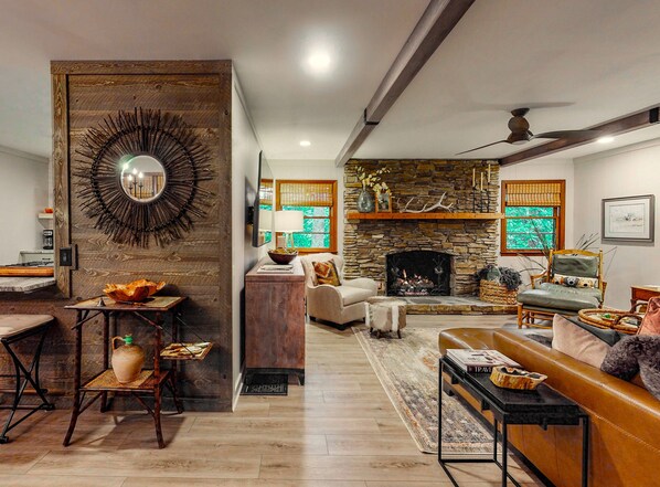 Smart TV, chimenea y libros 