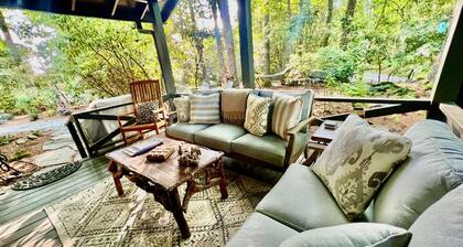 Designer Cabin in Highlands, NC – Luxe Outdoor Living - Pet-Friendly Retreat