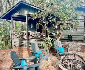 Terrace/patio - Designer Cabin in Highlands, NC – Luxe Outdoor Living - Pet-Friendly Retreat (Highlands)