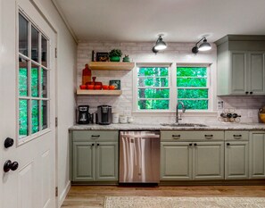 Fridge, microwave, oven, stovetop - Designer Cabin in Highlands, NC – Luxe Outdoor Living - Pet-Friendly Retreat (Highlands)