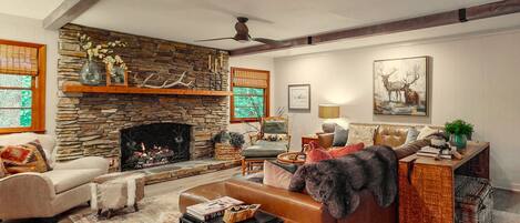 Smart-TV, Kamin, Bücher