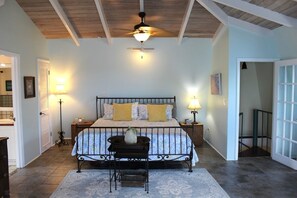 3 bedrooms, iron/ironing board, Internet, bed sheets - Tropical Shores a Waterfront Villa (Northside)